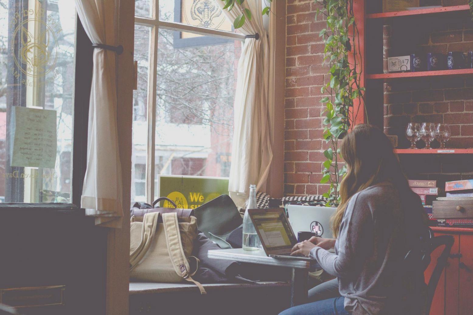 Espace de travail moderne avec documentation financière